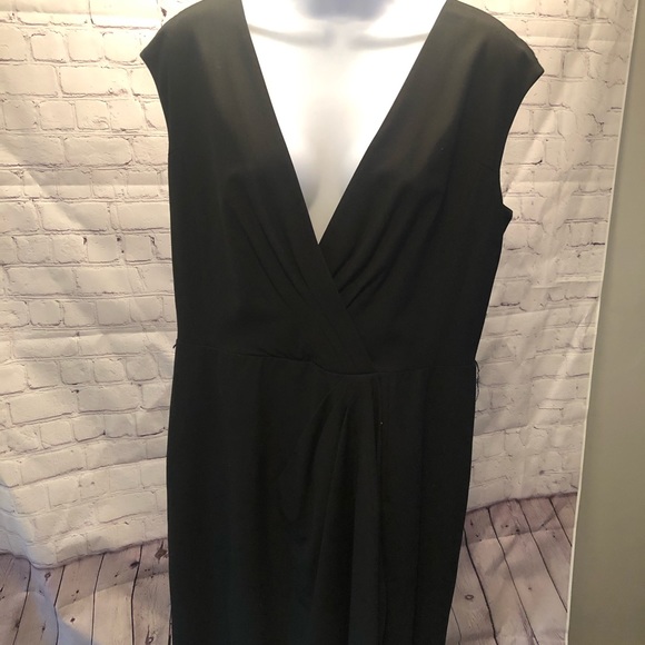 Black dress: short deep V neck - Picture 1 of 3